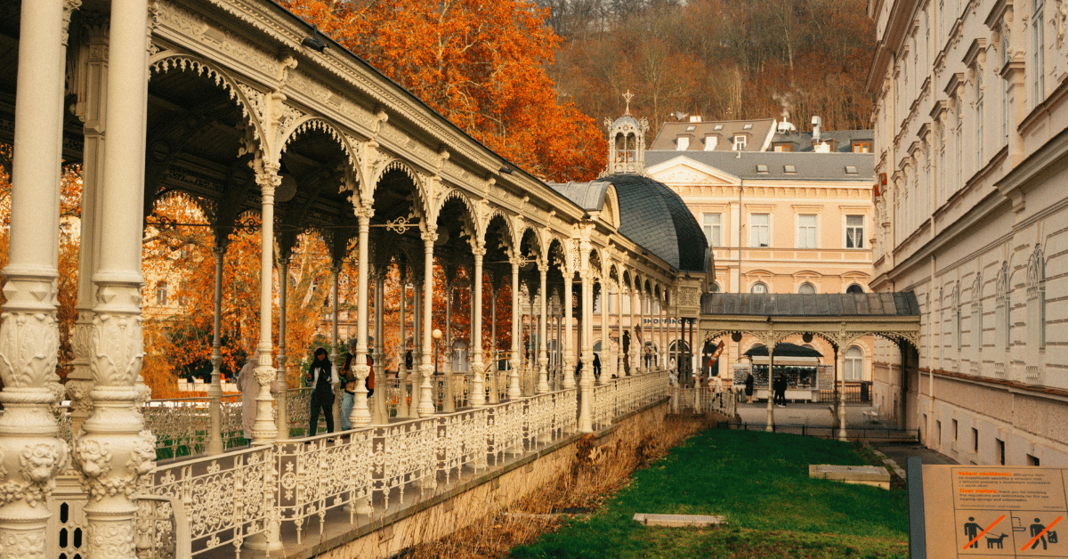 Pití karlovarské vřídelní soli při procházce